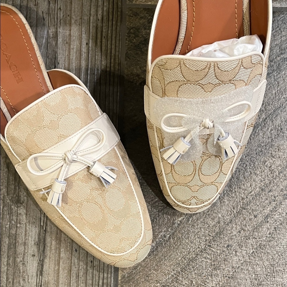 NWT Coach Tan logo Slip-On Mules with White Bow - Picture 2 of 4